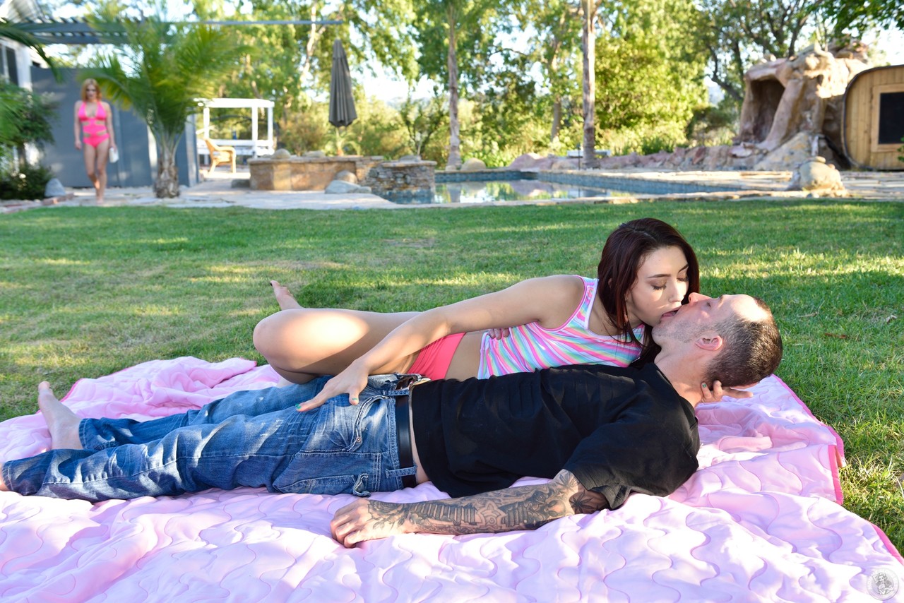 MILF Crissy Lyn and teen Mandy Muse give a deepthroat blowjob in the park foto porno #428926718