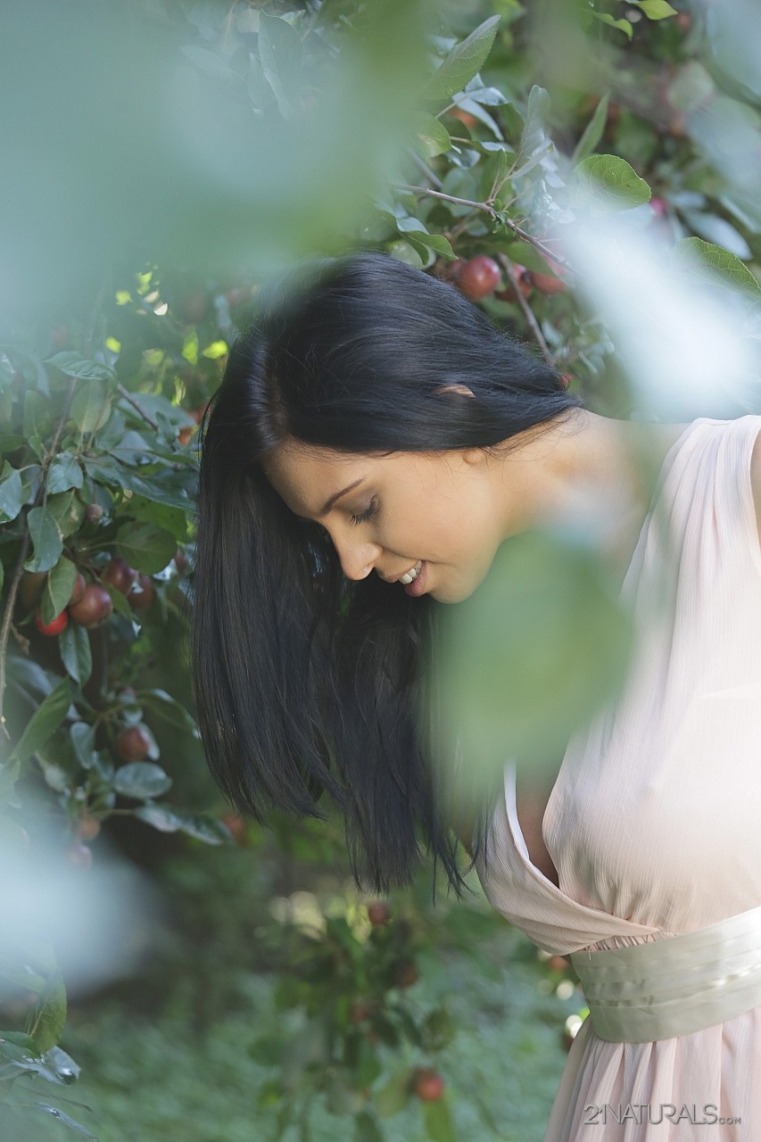 Elegant chick Kira Queen having amazing time picking fruits outdoors in nature ポルノ写真 #428220318