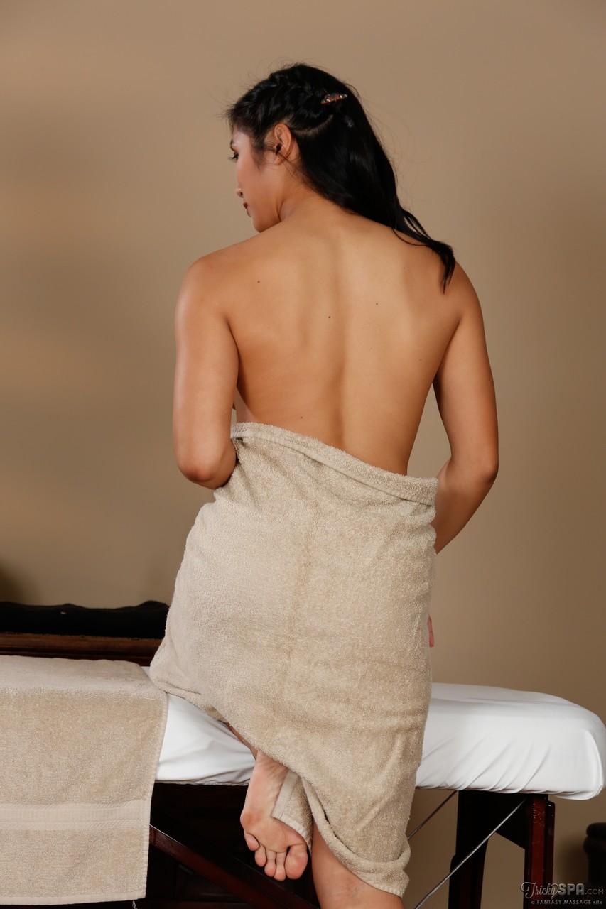 Hot Asian wife Mia Li wraps her sexy body in towel in massage room porno fotky #427204225