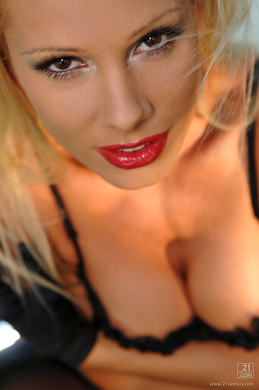 Hot blonde tramp Sandy spreads pussy in black lingerie on sports car foto porno #425427352 | Club Sandy Pics, Sandy, Pornstar, porno móvil