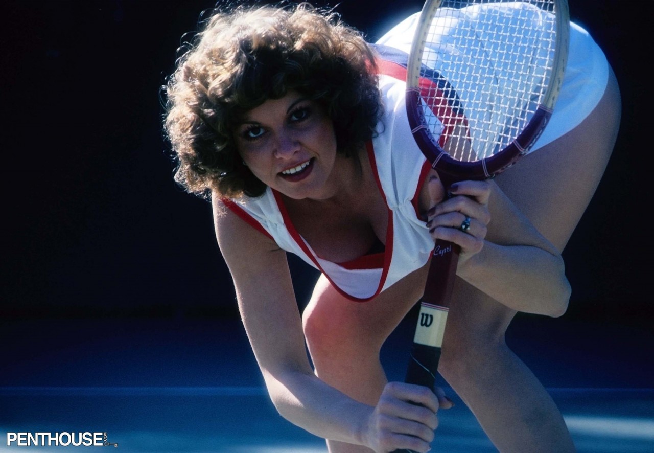Tennis player Mariwin Roberts flashes her bush while practicing pantyless foto porno #426329126
