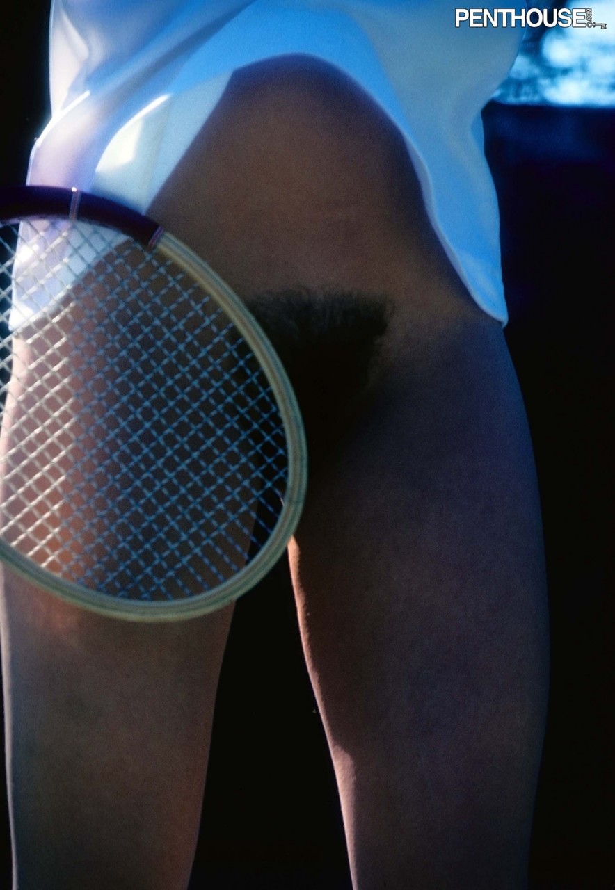 Tennis player Mariwin Roberts flashes her bush while practicing pantyless foto porno #426329135