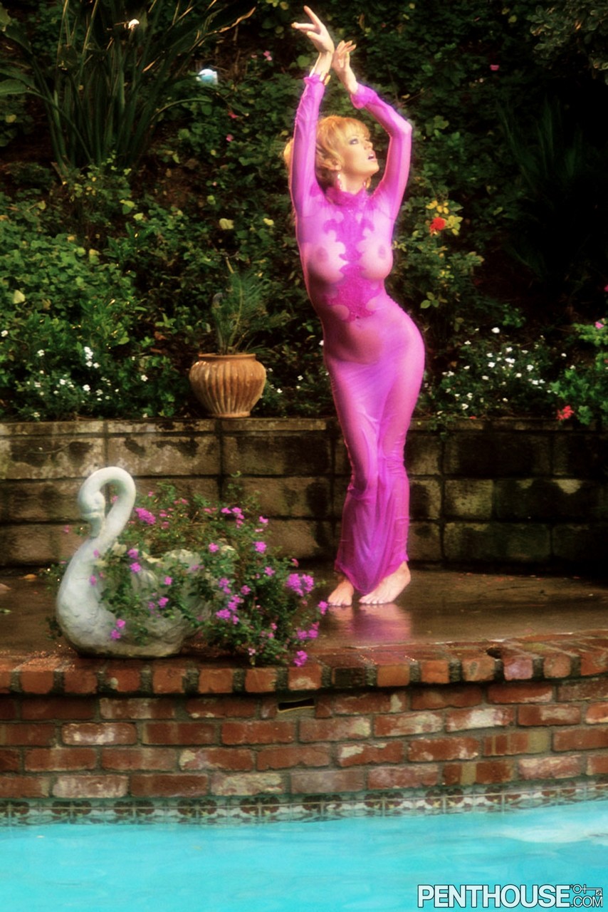 Legendary pornstar Jenna Jameson poses seductively in a sizzling compilation foto porno #424600270