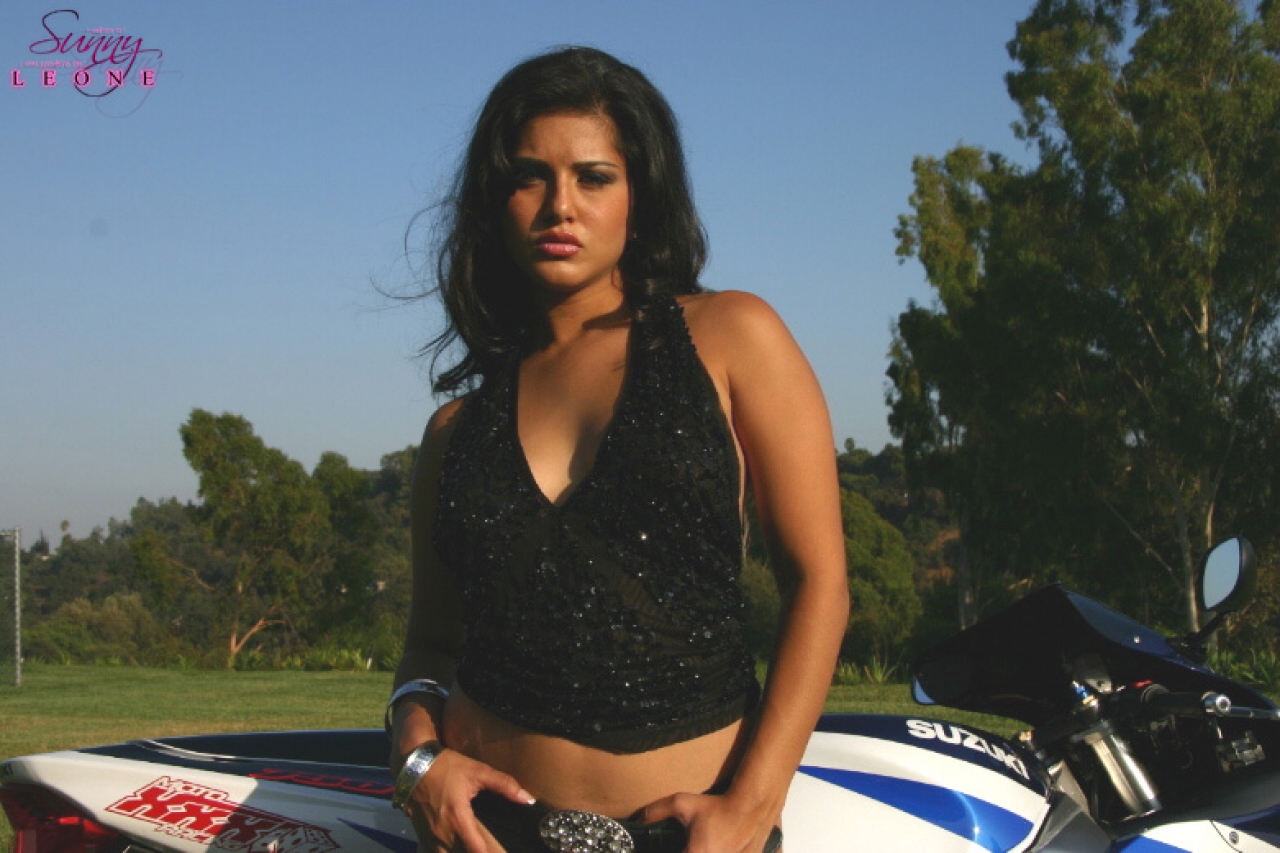 Breathtaking Indian MILF Sunny Leone strips & poses with a Suzuki motorcycle porno foto #428618875