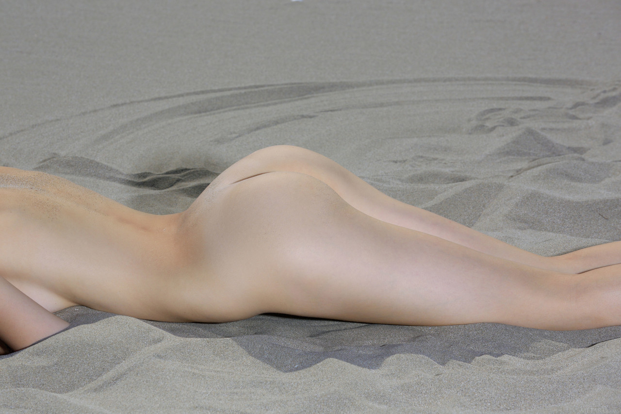 Adorable Russian model Elle Tan shows her pink holes while posing in the sand foto pornográfica #422682851 | Met Art Pics, Elle Tan, Skinny, pornografia móvel