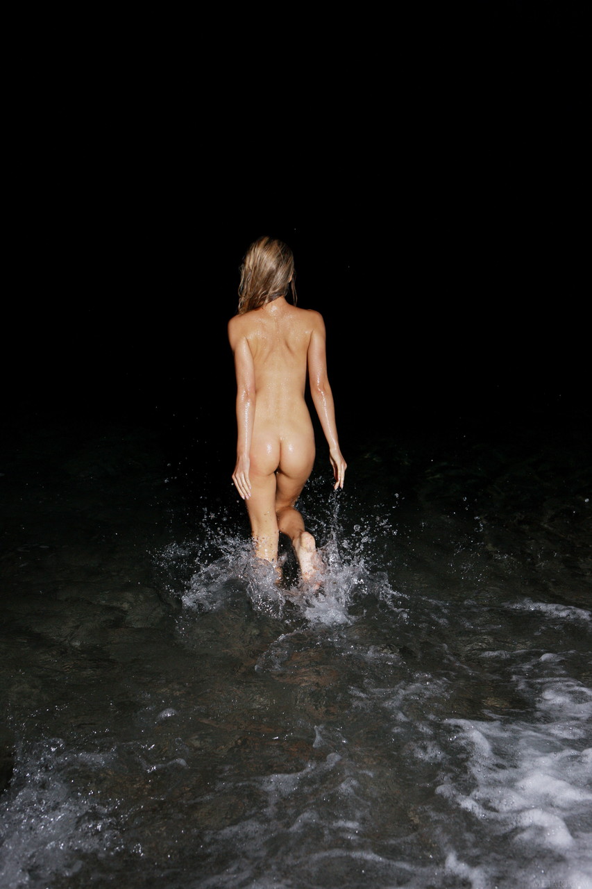 голая девушка купается в море фото фото 25