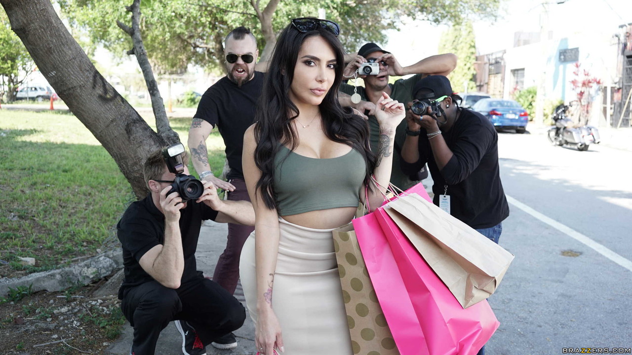 Hot celeb Lela Star flashes great big tits for the paparazzi while shopping porn photo #424002135