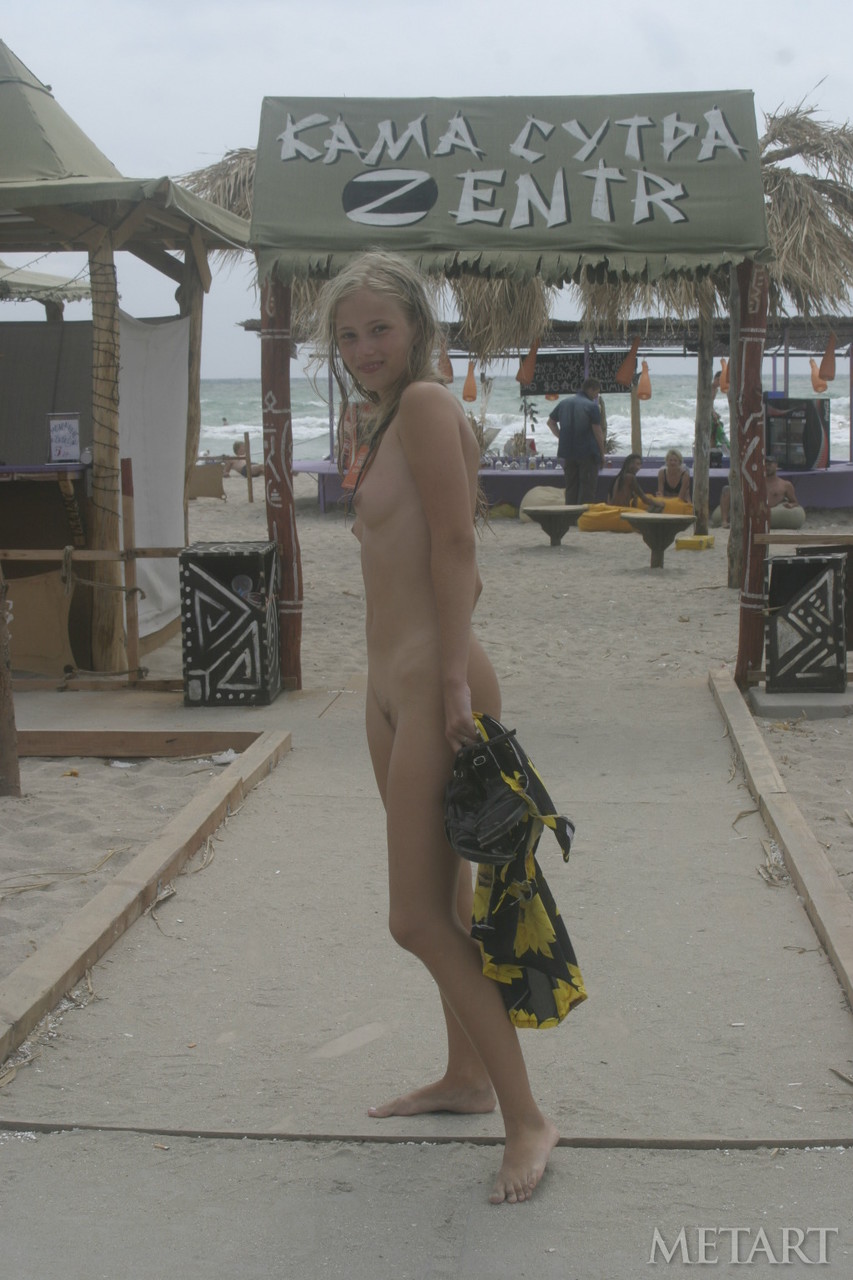 Amateur girlfriend Luba B flaunts her nude body on the sandy beach Porno-Foto #422544894
