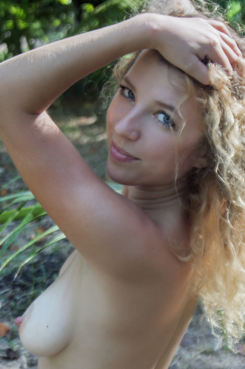 Curly-haired babe Ivettastrips & shows her big saggy tits under a palm tree foto porno #428692575