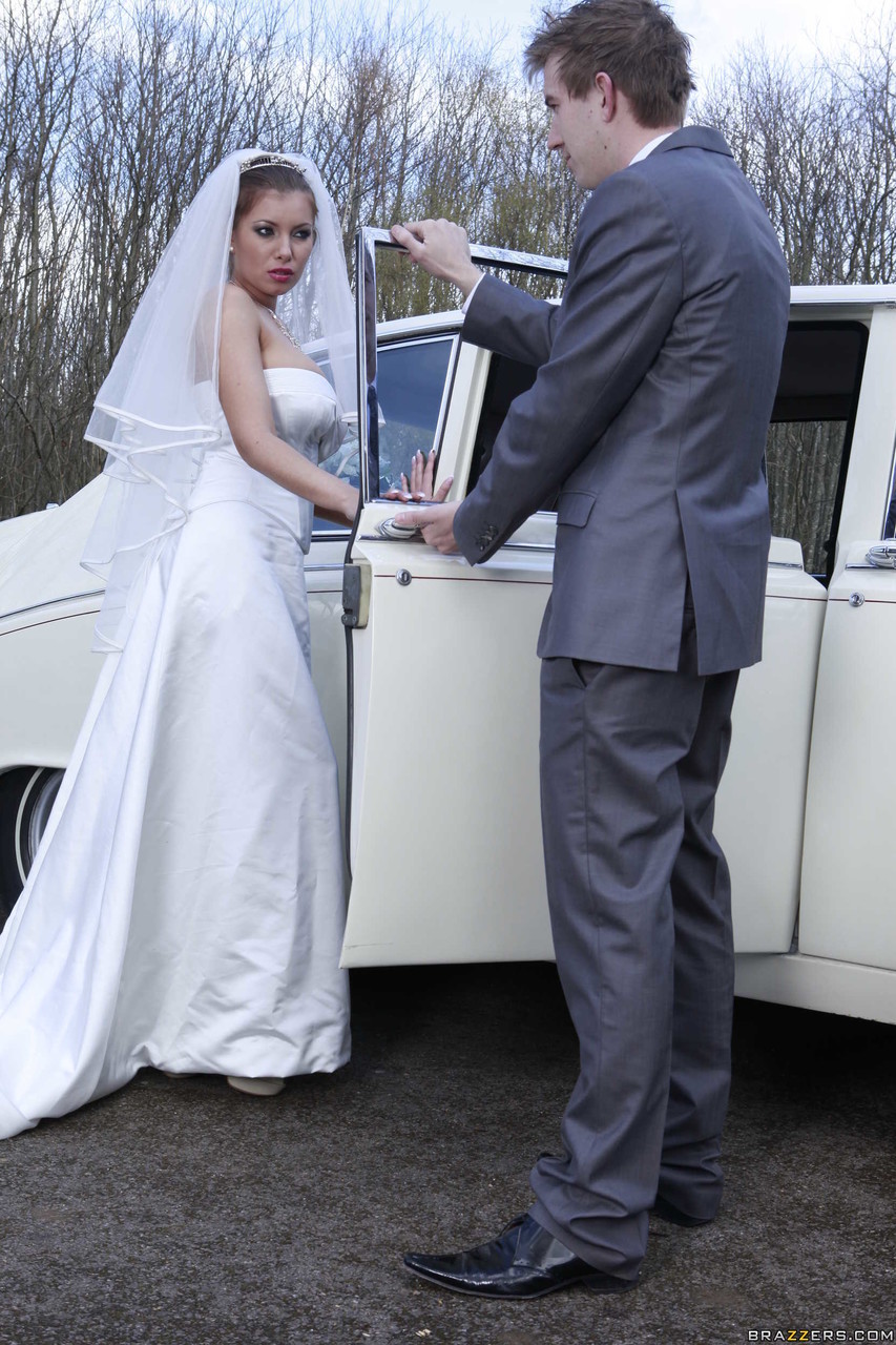 Stunning bride Donna Bell gets boned by chauffeur in public on her wedding day porno fotoğrafı #424214513