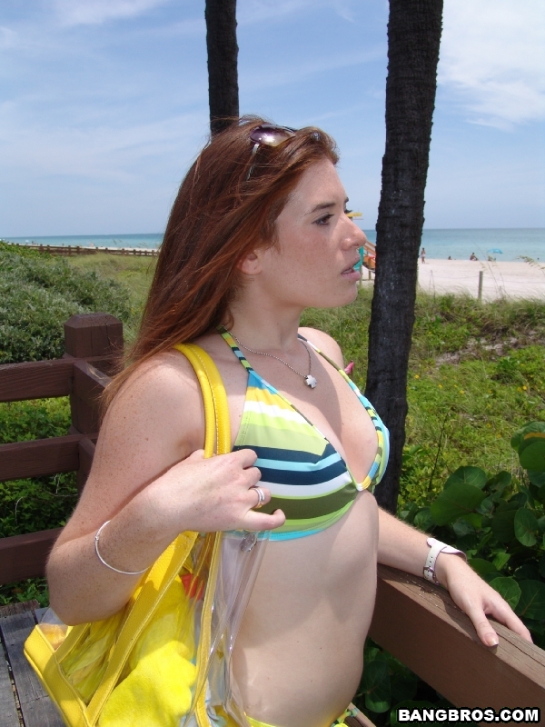 Ginger Mackenzie Childs blows off a black dude she just met on the beach foto pornográfica #422543605