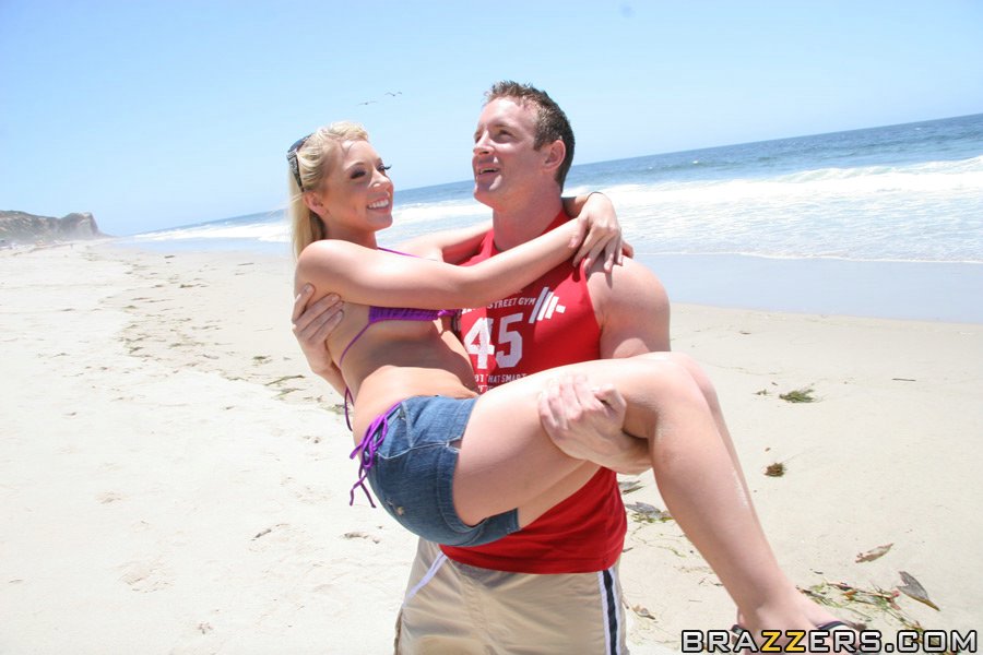 Horny wives Shawna Lenee and Lucky Benton do a wife swap at the beach foto porno #425535948