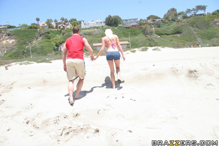 Horny wives Shawna Lenee and Lucky Benton do a wife swap at the beach foto porno #426392755