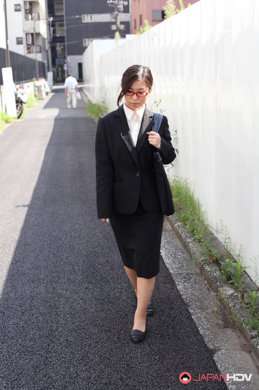 Japanese businesswoman Yuka Tsubasa gives an intense footjob & handjob foto porno #428426410