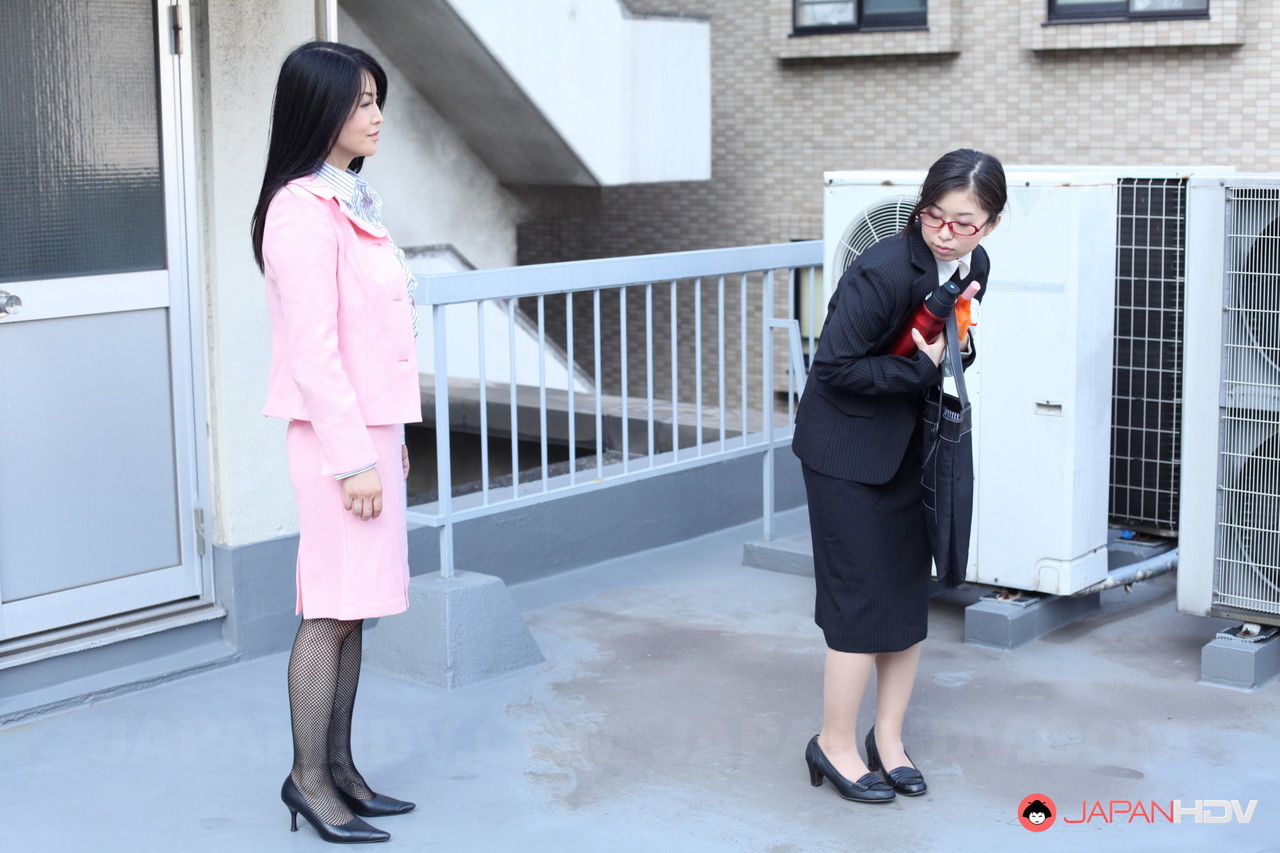 Japanese businesswoman Yuka Tsubasa gives an intense footjob & handjob порно фото #428426414
