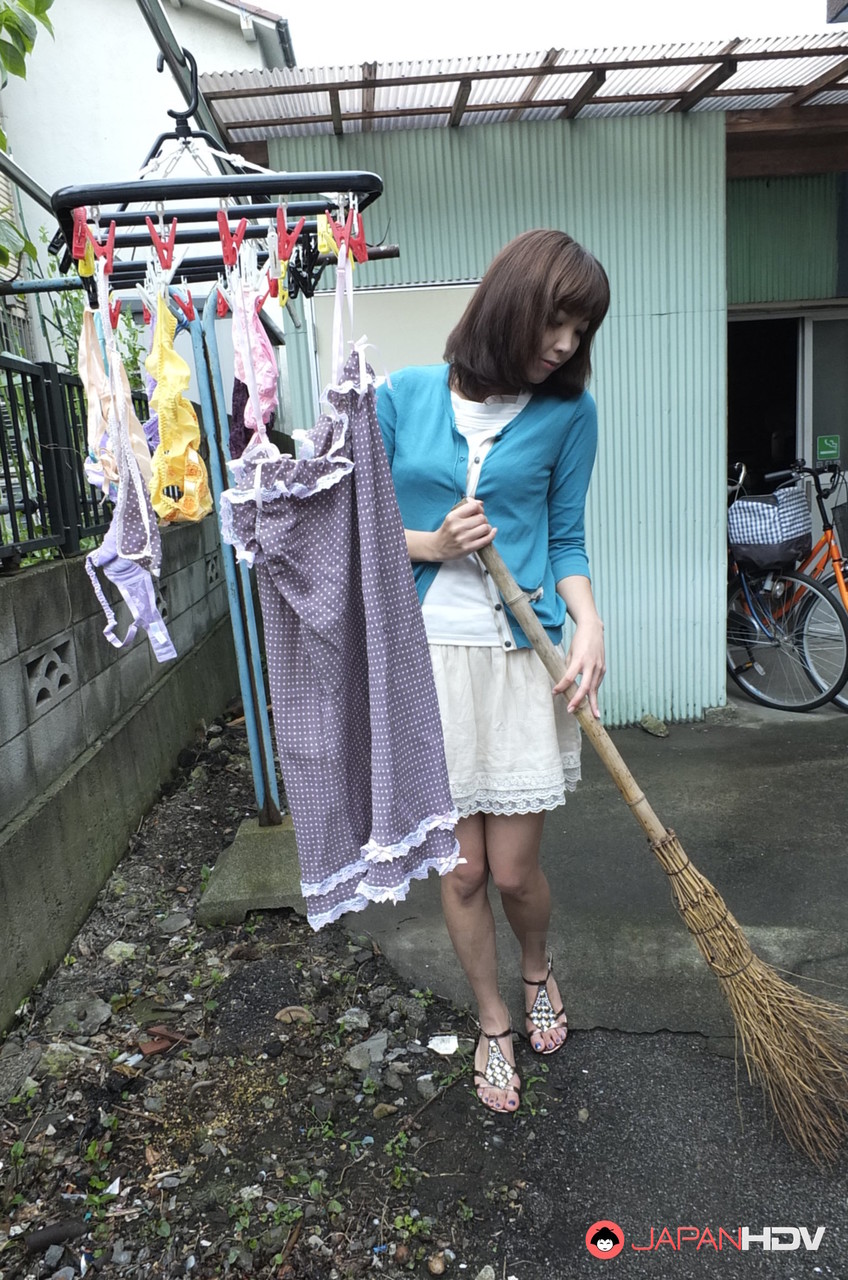 Sweet Japanese babe Juri Kitahara gives her landlord a hot blowjob porno foto #427096748