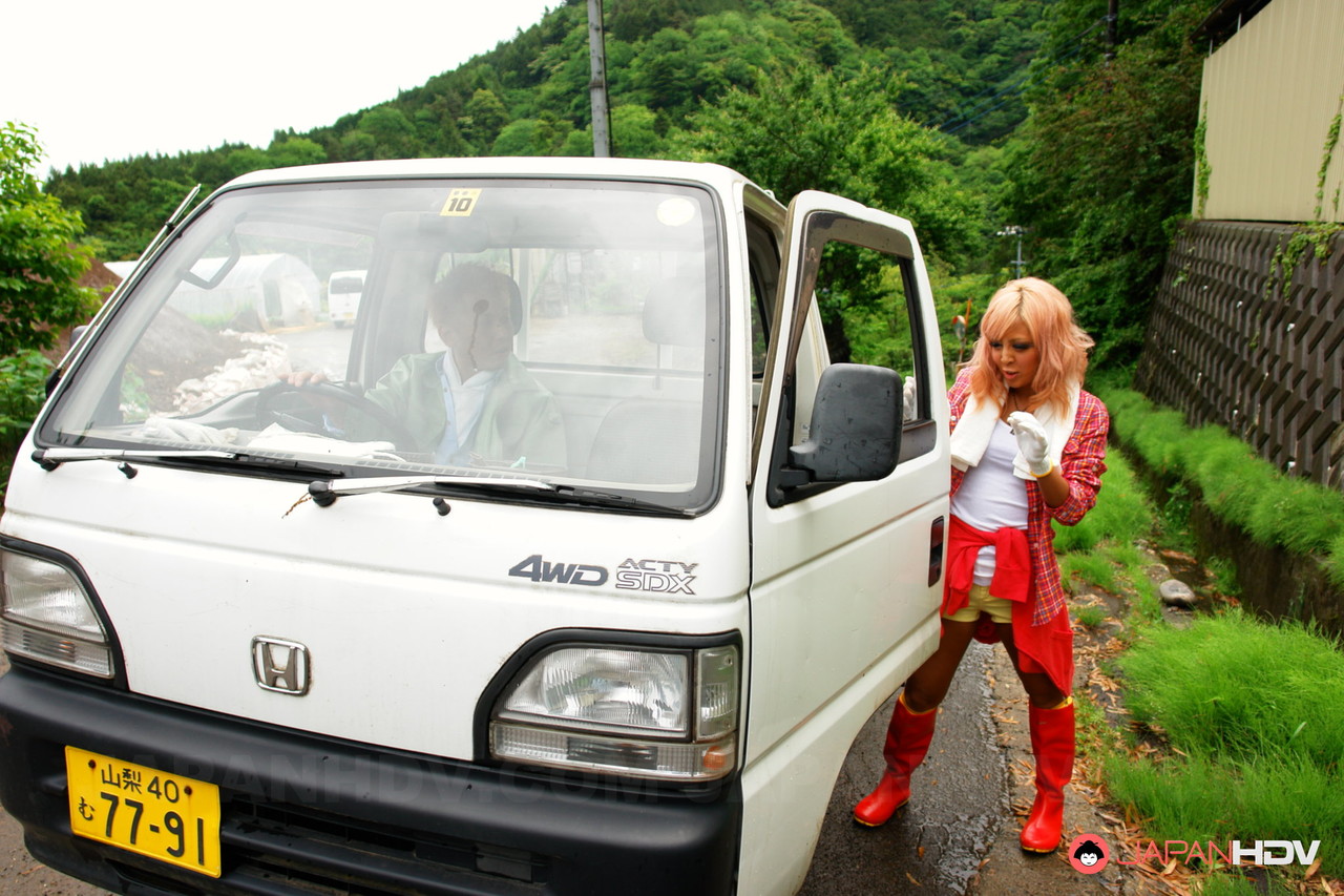 A guy gets sucked by Raina Ogami, an attractive blonde Asian girl who bends her body while in the car.