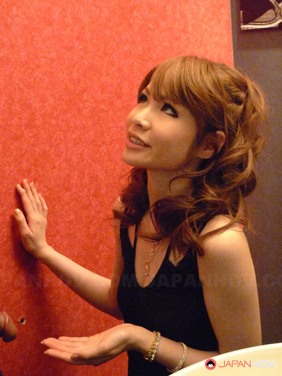 Sexy Japanese agent Shiori Amano blows off a stranger in the public toilet foto porno #428102783