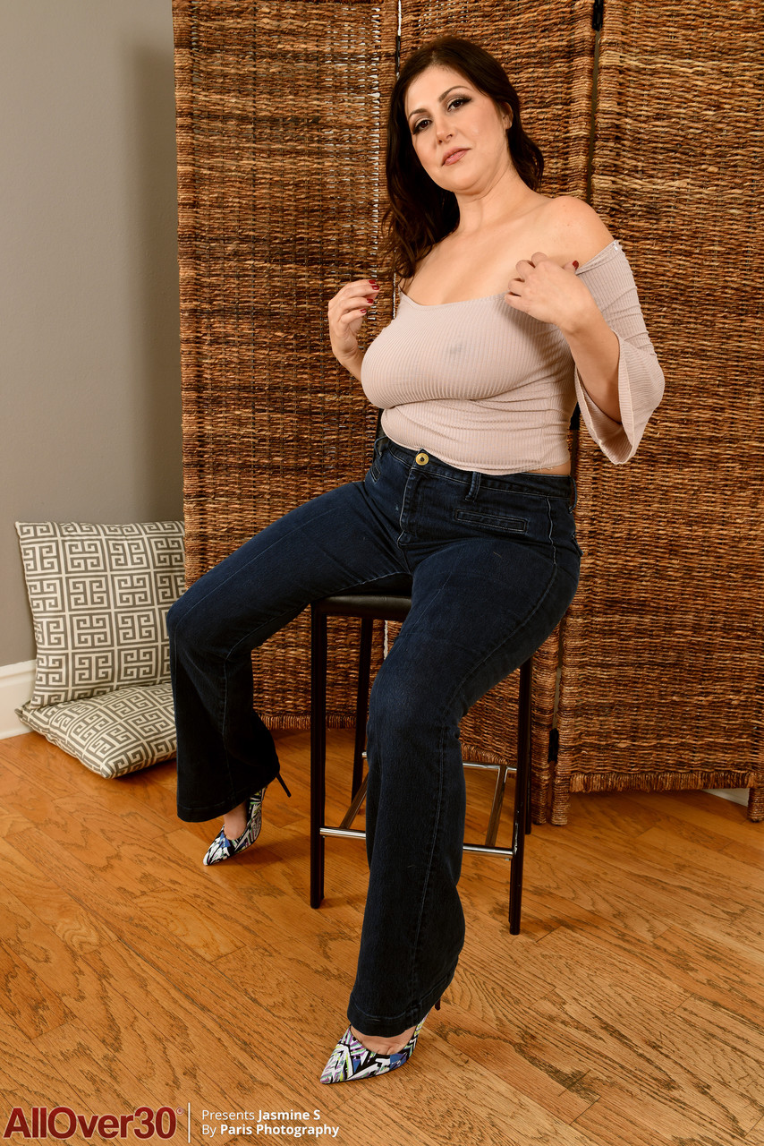 Stunning MILF in jeans Jasmine S strips to show her nice tits & trimmed cunt porno fotoğrafı #424586522
