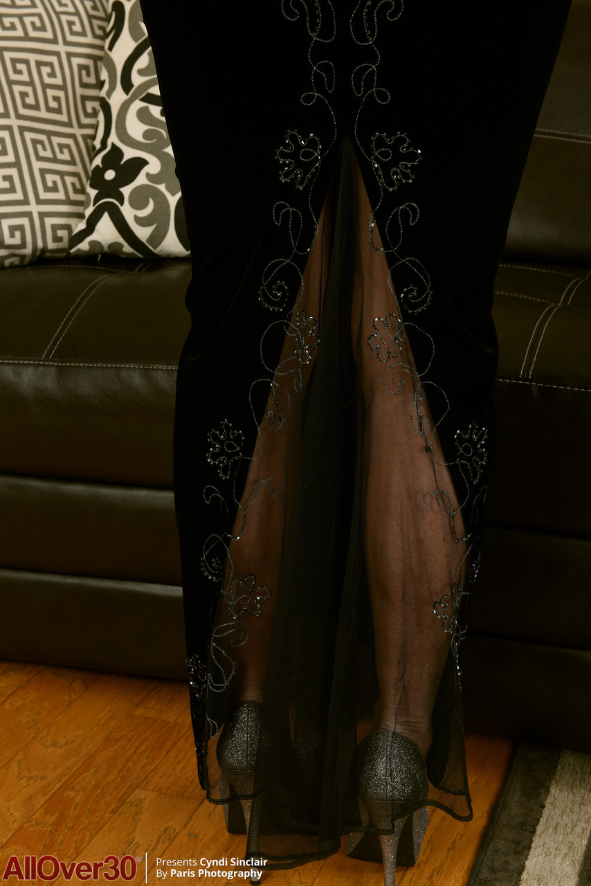Hot Mature Cyndi Sinclair Doffs Her Black Dress And Shows Her Big Ass And Twat