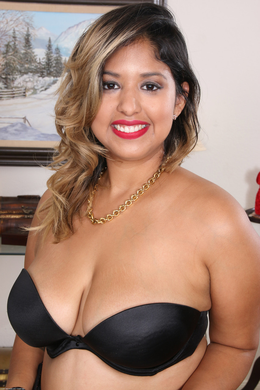 Chubby Latina Jamie Hernandez Unveils Her Big Saggy Tits Her Furry Muff