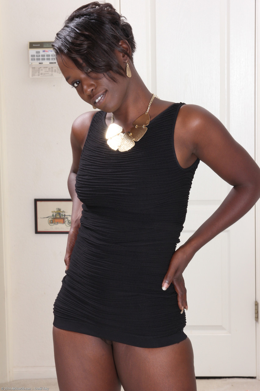 Alluring ebony MILF Sayanna Monroe displays her tasty black pussy up close порно фото #423916476