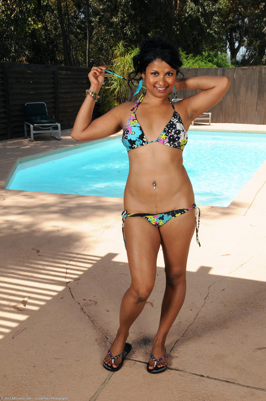 Amateur MILF Skky takes her bikini off poolside & flaunts her ebony pussy foto porno #428640268