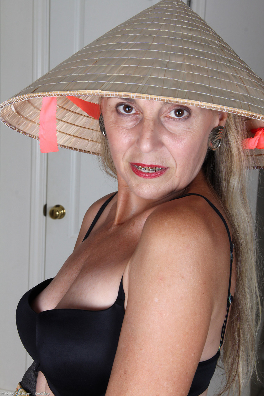 Sexy granny with tiny boobs Sienna unveils her hairy cunt and masturbates porno fotoğrafı #428531255