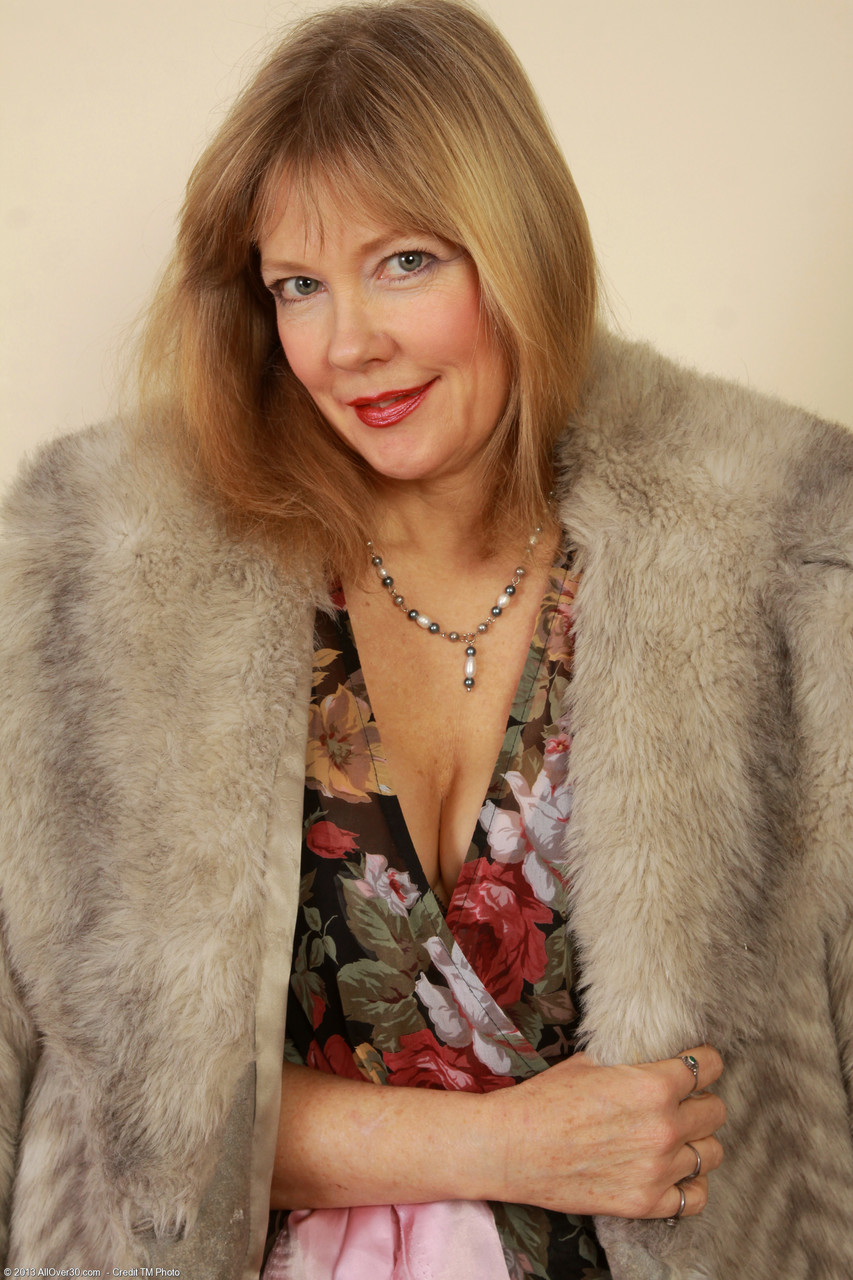 Mature lady Lilli strips her fur coat and dress before posing in her lingerie foto porno #425179759