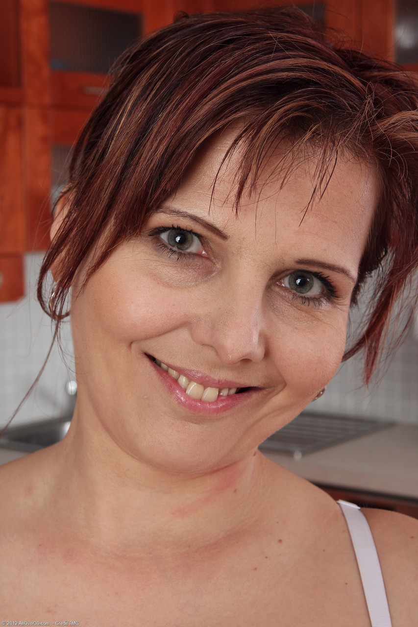 Redheaded Czech housewife Marie Jeanne masturbates with a cucumber foto porno #423790077