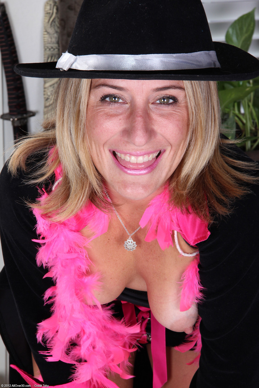 Amateur MILF with a hat Chanceshowcasing her delicious pink snatch foto porno #428482957