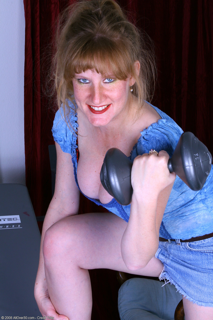 Mature Milf Veronica Unveils Her Big Tits Her Yummy Pussy During A Workout