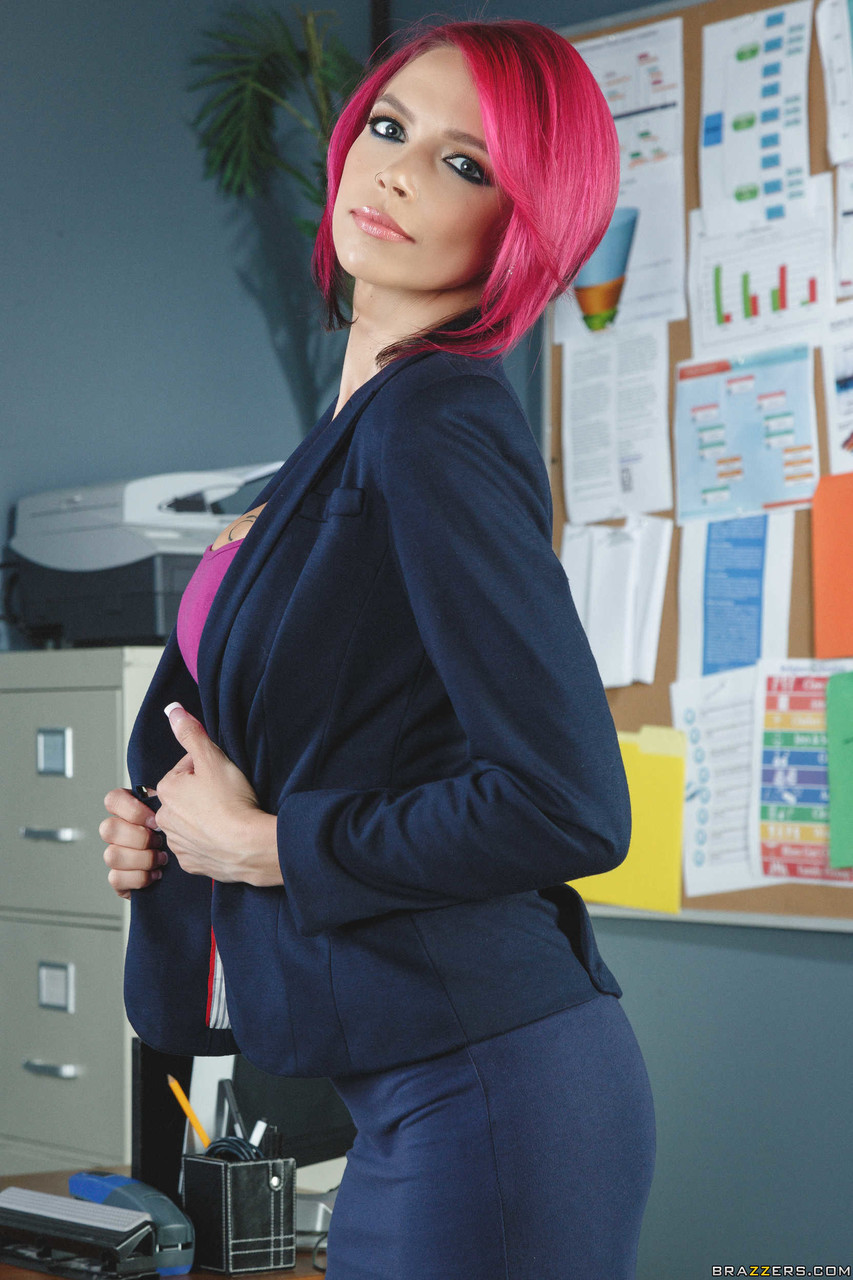 Pink haired teacher with tattoos Anna Bell Peaks strips to her sexy underwear порно фото #427198722