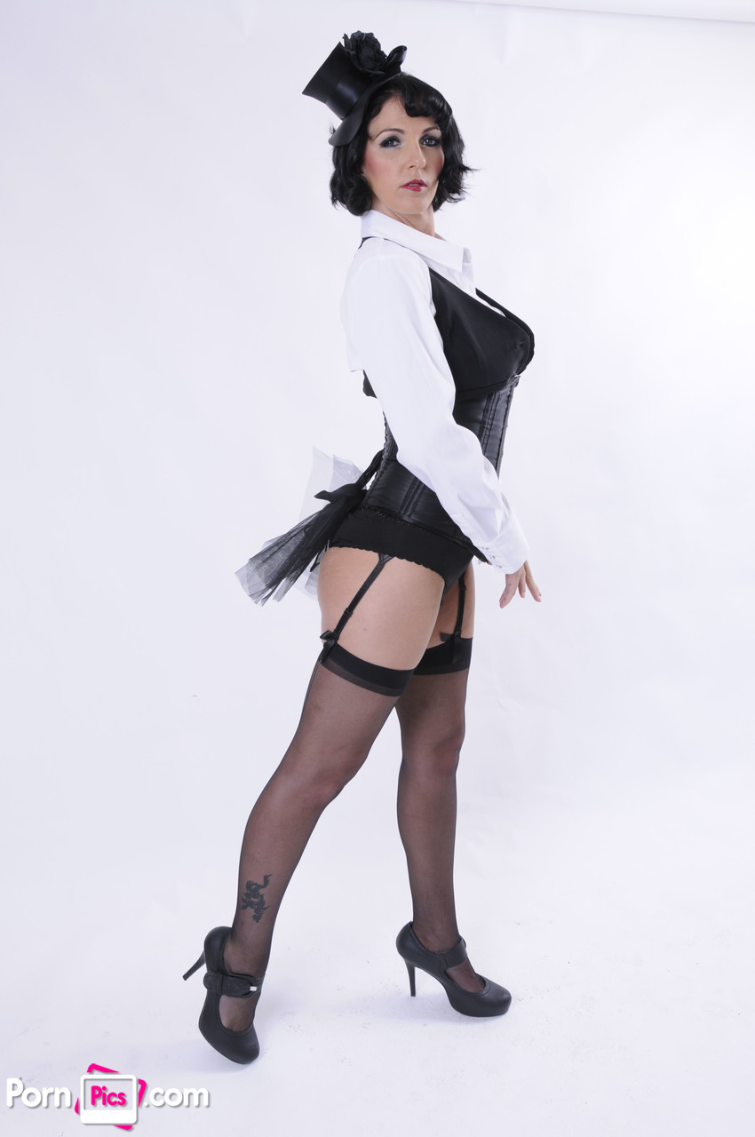 Black-haired MILF Roxanne in a corset & heels Hall exposes her firm big tits foto pornográfica #428150900 | Roxanne Hall, MILF, pornografia móvel