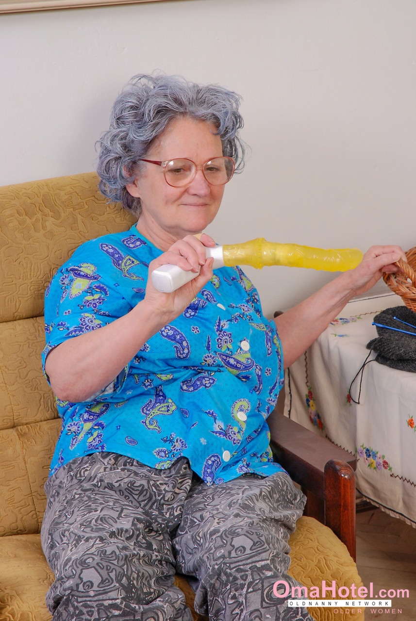Big boobed teen fucks a curly haired granny with a yellow sex toy porno foto #424613118
