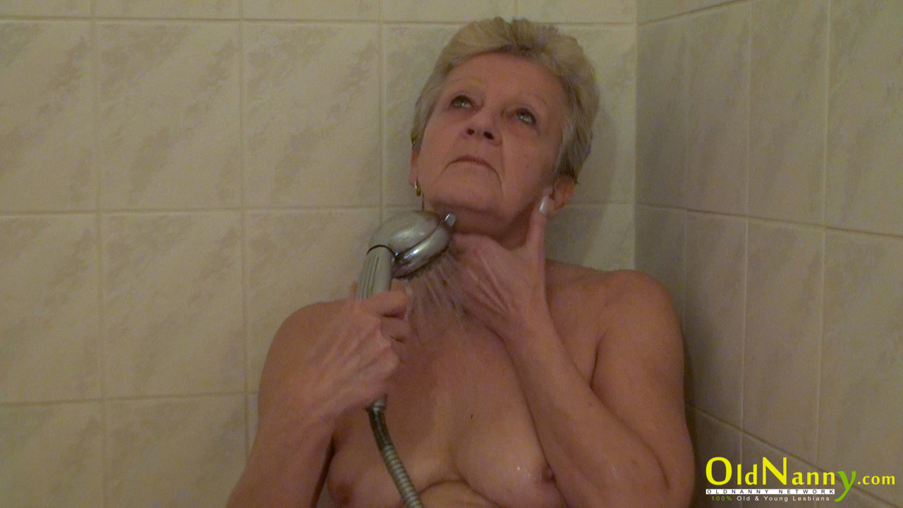 Sexy gray haired grandma Emmy rubs her tasty shaved clam while showering 포르노 사진 #426529571