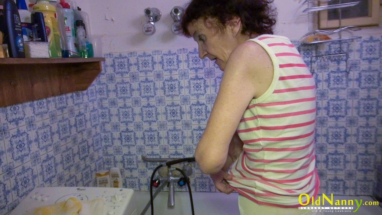 Granny with small tits strips and plays with a brunette teen in the bathtub Porno-Foto #429158176 | Latin Chili Pics, Gloria, Granny, Mobiler Porno