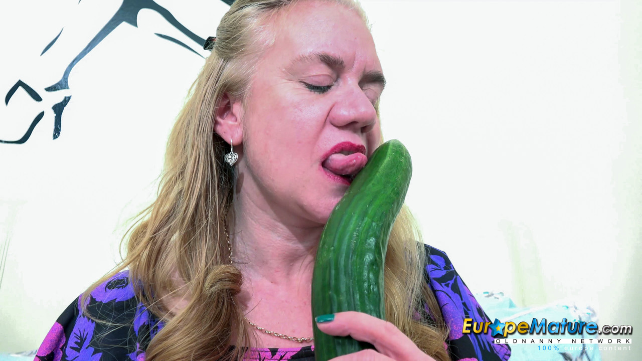 Kinky granny Lily May masturbates her horny pussy with a massive cucumber foto porno #428103920