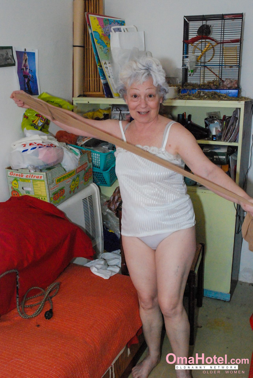 Cock-craving granny Agnes pleasuring her hairy pussy with a dildo Porno-Foto #423881693