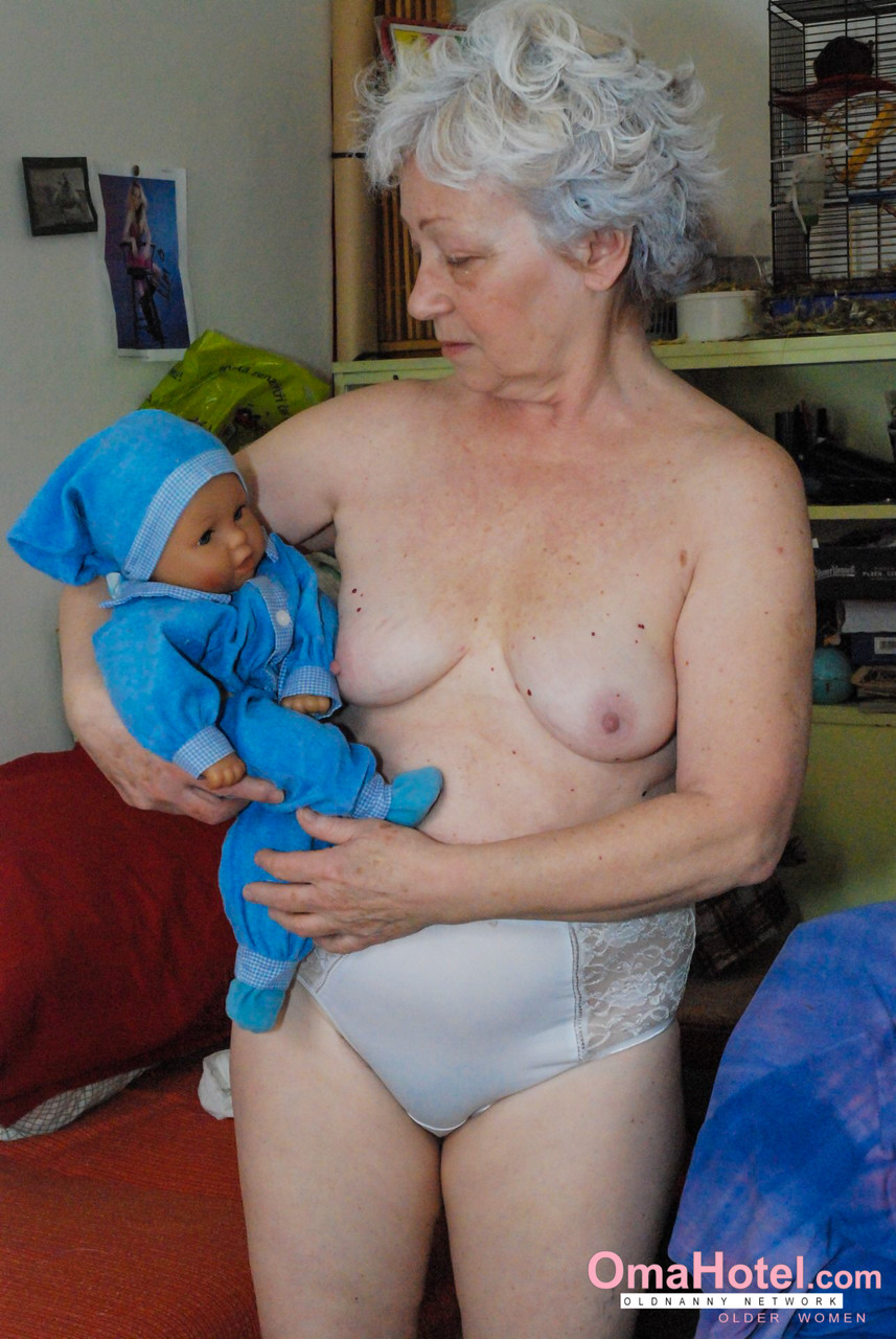 Cock-craving granny Agnes pleasuring her hairy pussy with a dildo zdjęcie porno #423881709