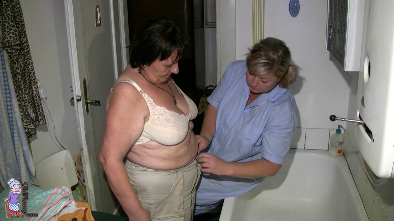 Chubby granny Gisela gets her twat rubbed while getting bathed by nurse Kata foto pornográfica #428118074