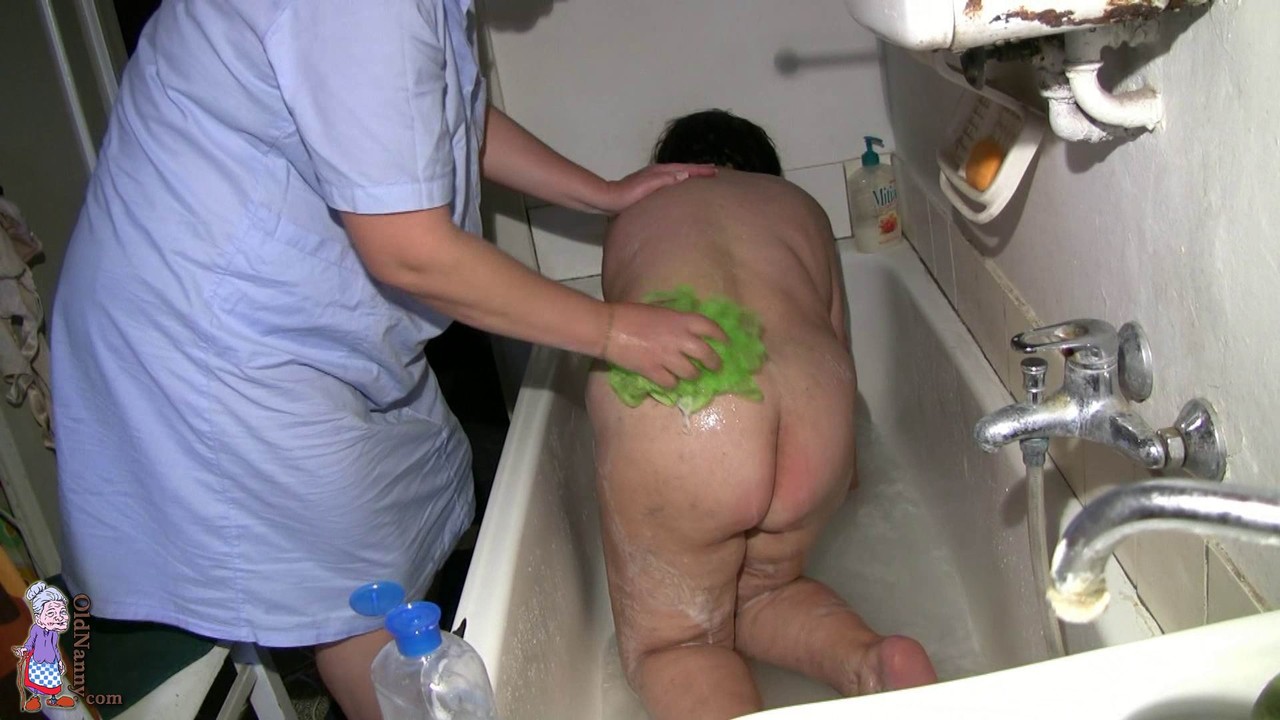 Chubby granny Gisela gets her twat rubbed while getting bathed by nurse Kata ポルノ写真 #428118101 | Old Nanny Pics, Gisela, Kata, Granny, モバイルポルノ