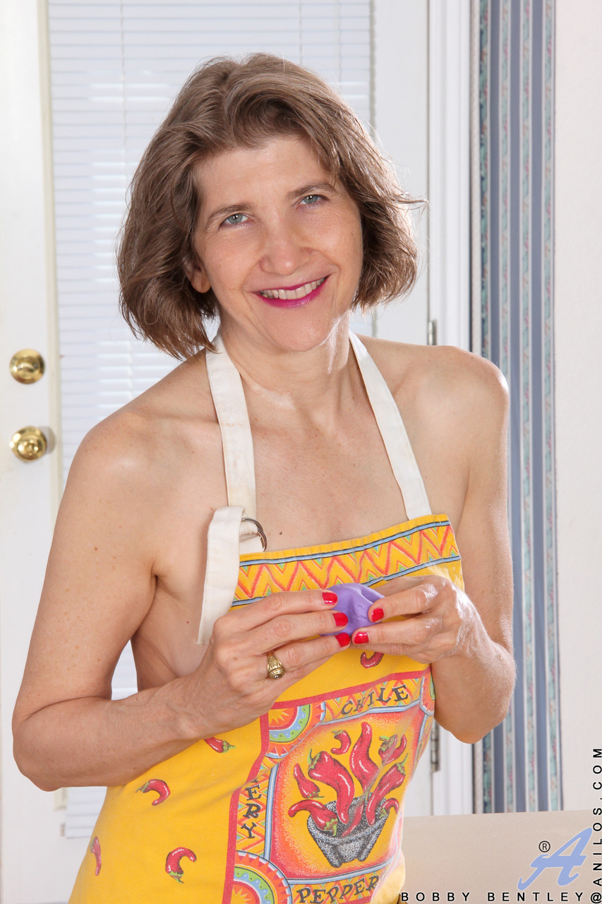 Sassy mature housewife Bobby Bentley toys with a rolling pin wearing an apron foto porno #429099773