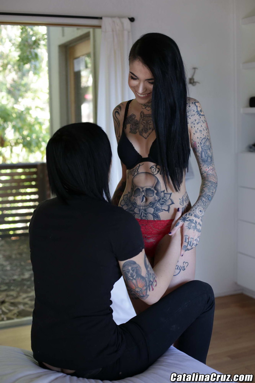 Dark Haired Inked Babes Leigh Raven And Nikki Hearts Play With A Strapon -  R18hub