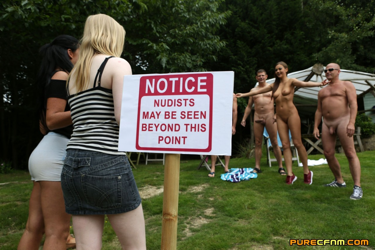 https://www.pornpics.com/de/galleries/lovely-clothed-female-students-blow-off-a-nudist-colony-outdoors-24080004/