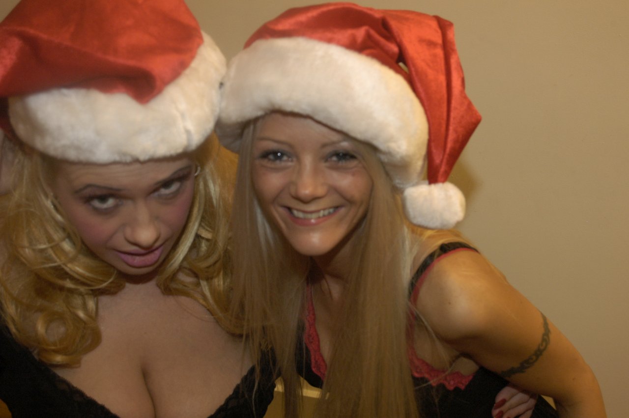 Blonde honeys Layla Lee and Sookie Blues enjoy a blowbang together porn photo #422752107