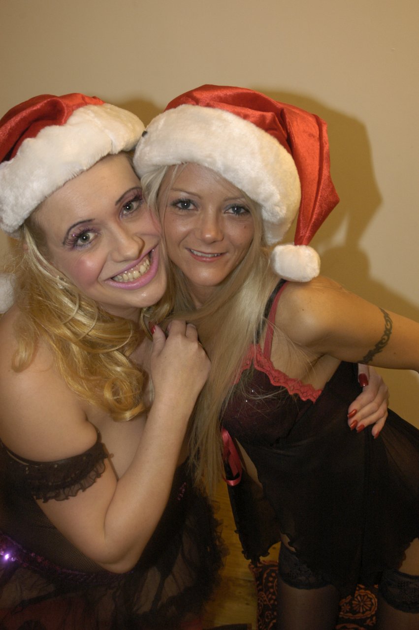 Blonde honeys Layla Lee and Sookie Blues enjoy a blowbang together порно фото #422752108