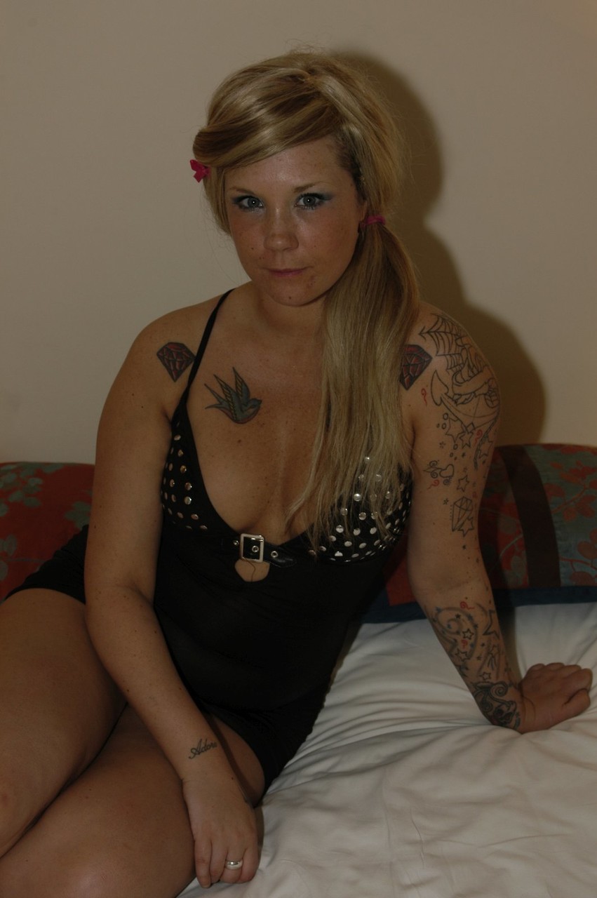 Blonde British babe with hot tattoos Mandy Cinn enjoys thick bukakke facials foto porno #422709368