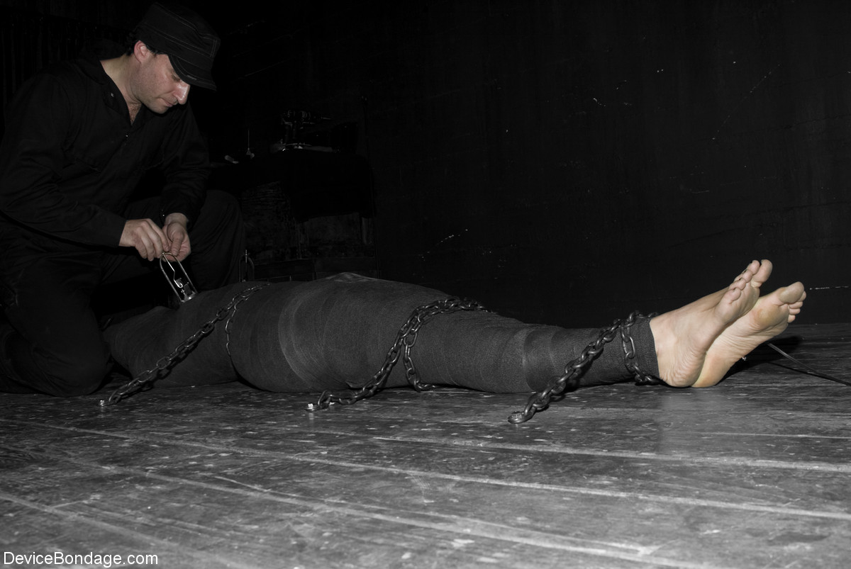 Submissive bondage slut Satine Phoenix getting tortured in a dark place foto porno #424892831