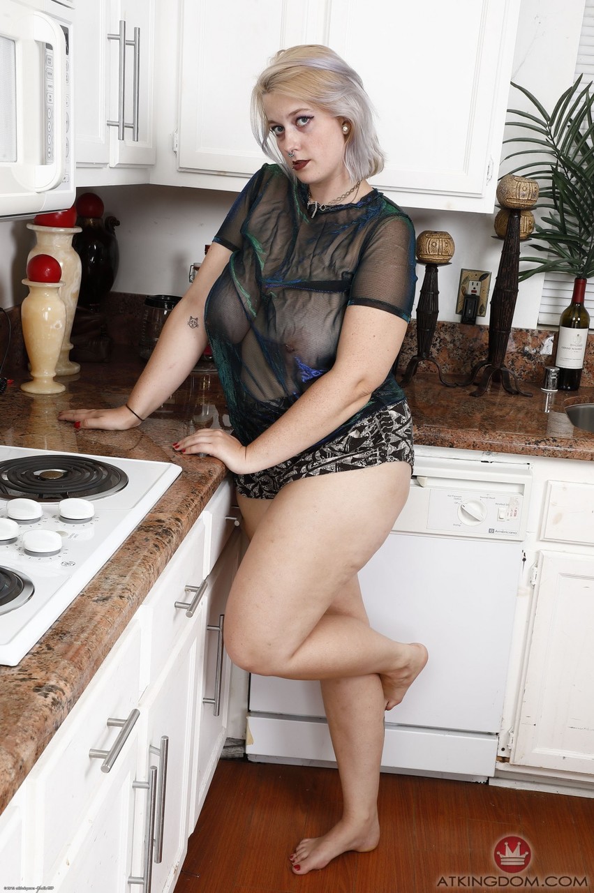Busty blonde housewife Nyx Night shows her hairy vagina in the kitchen foto porno #426628116